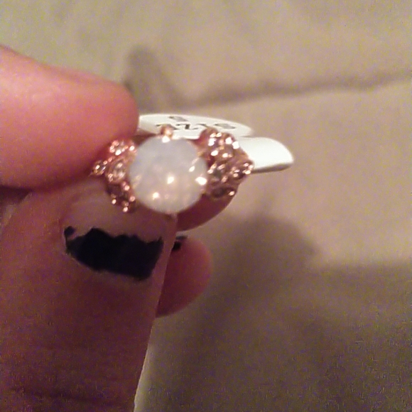 Size 5 ring - Picture 6 of 6